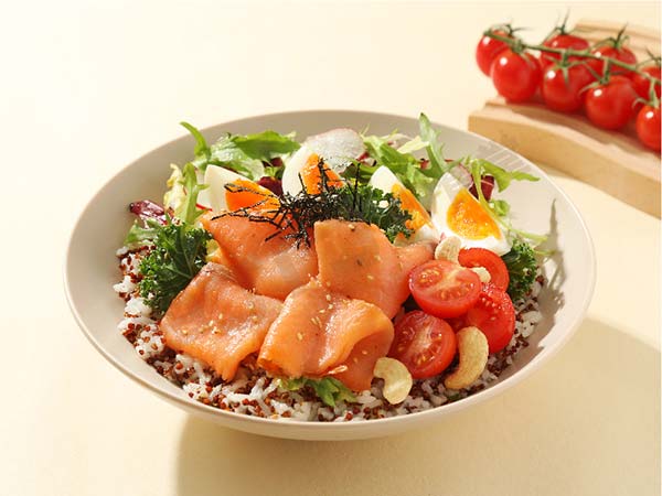 煙熏三文魚(yú)藜麥鮮蔬能量碗